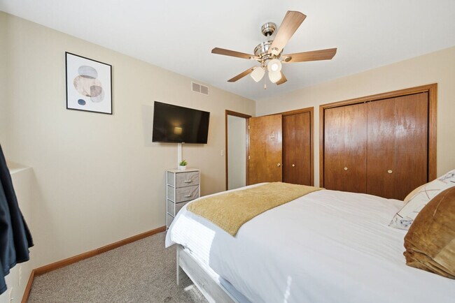 Building Photo - 1212 Johnston Dr
