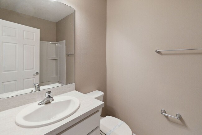 Building Photo - Like New 4/3 Townhome in Gated Community W/ Community Pool