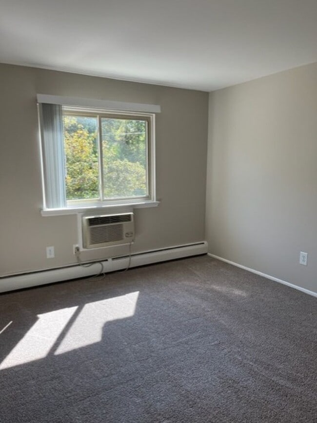 Building Photo - Charming 2 bedroom/1 bathroom apartment ne...