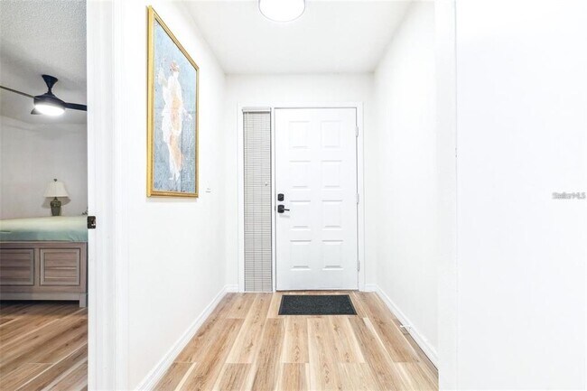 Building Photo - 2201 Pine Dr