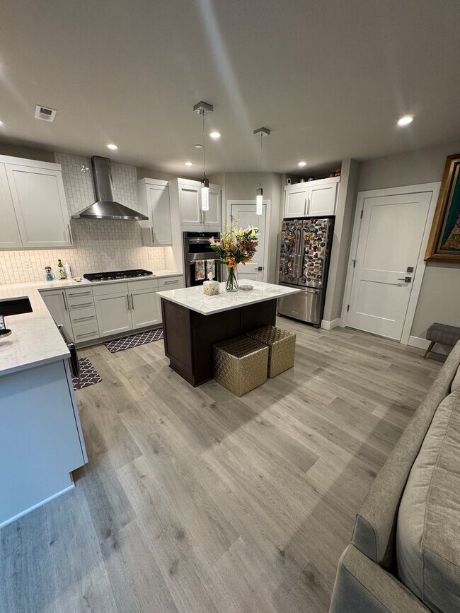 Building Photo - Luxury 3  Bedroom 2.5 Bath Townhome Located in Kirkland