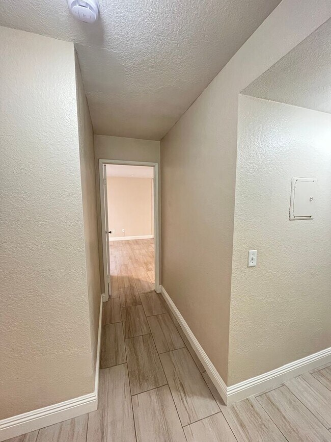Building Photo - BEAUTIFULLY UPGRADED 1 STORY CONDO