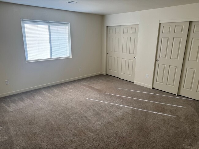 Building Photo - Bres01