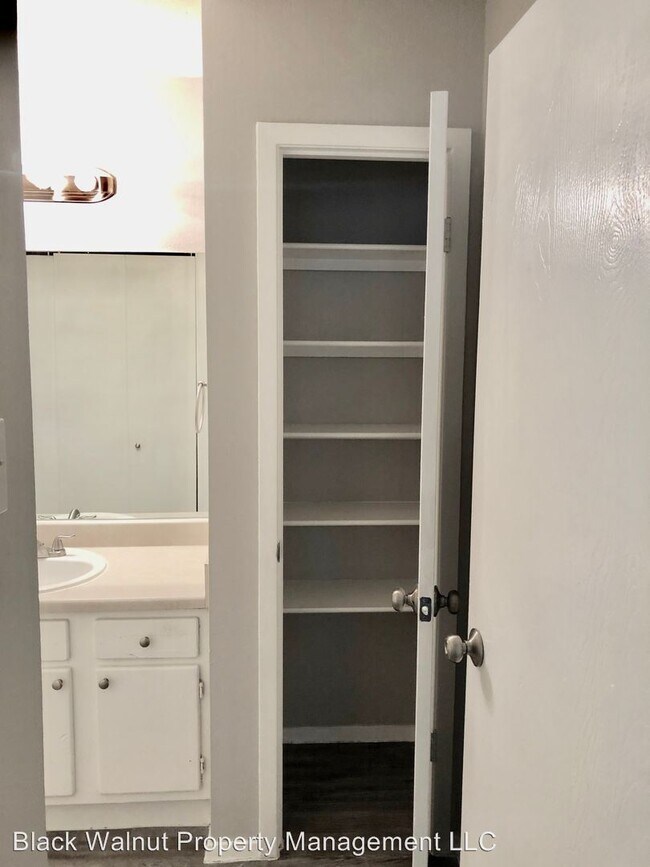 Building Photo - 1900 Albury Cove