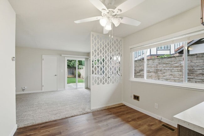 Building Photo - Duplex with 1.5 Bath and One Car Garage