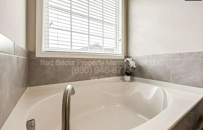 Building Photo - 1410 Bramblewood Dr