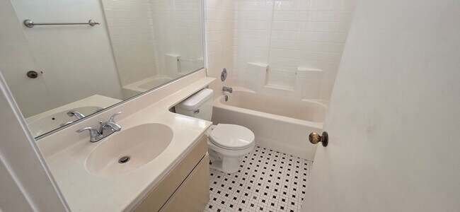 Building Photo - Four Bedroom Three Bathroom Home in Murrieta!
