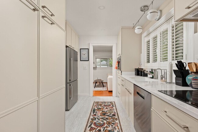 Building Photo - 540 E 64th St