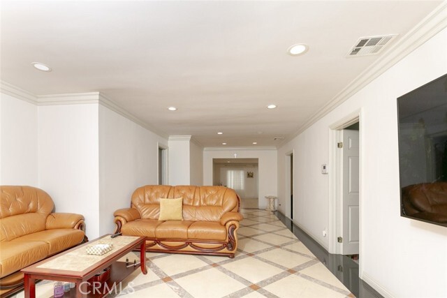 Building Photo - 7935 Hazeltine Ave