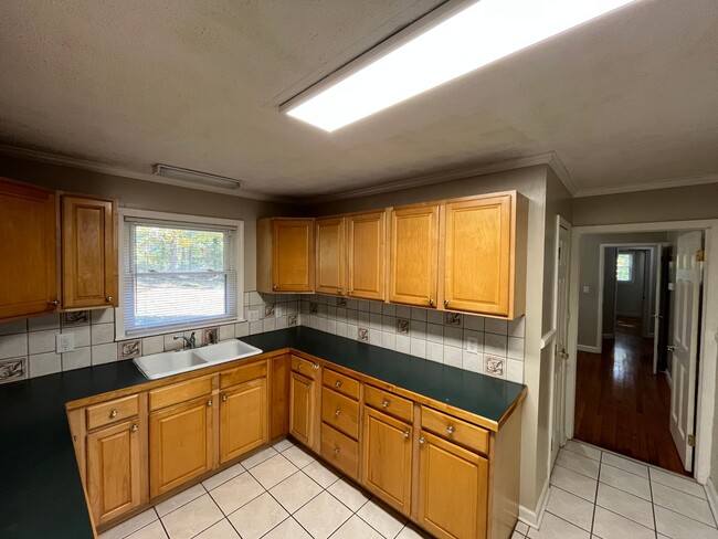 Building Photo - Charming 3-bedroom 1.5-bathroom brick home