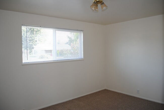 Building Photo - Two Bedrooms & One Bathroom Home