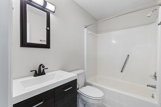 Building Photo - TOTALLY UPDATED 3 BEDROOM HOUSE IN WEST KN...