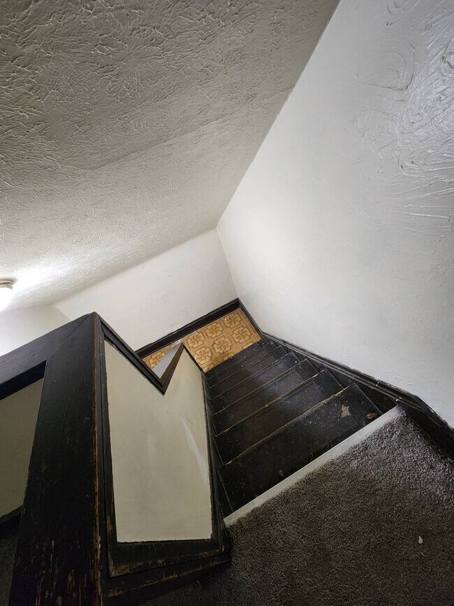Building Photo - 1547 Hillcrest Rd