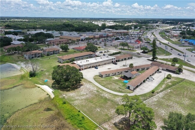 Building Photo - 1001 Lakeview Dr