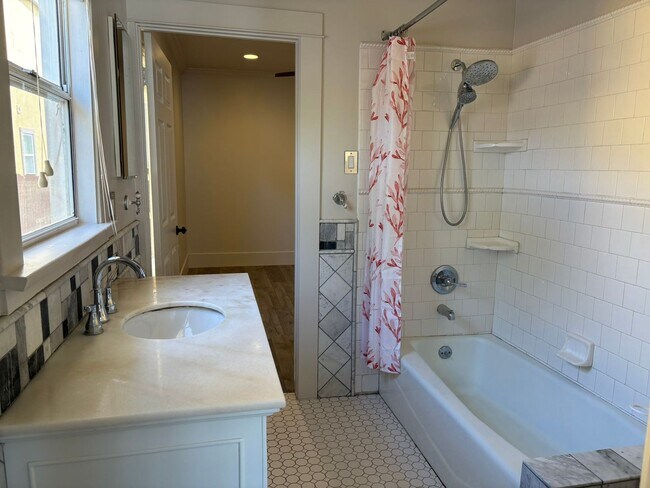 Building Photo - Lovely 2 bedrooms and 1 bathroom beach cottage in San Pedro