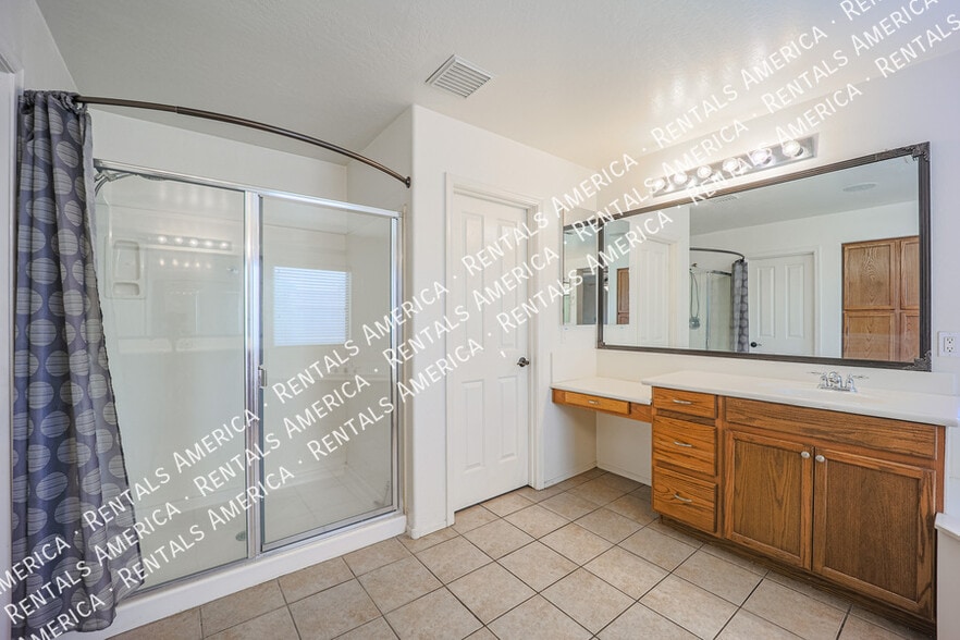 Building Photo - 3854 E Parkview Dr