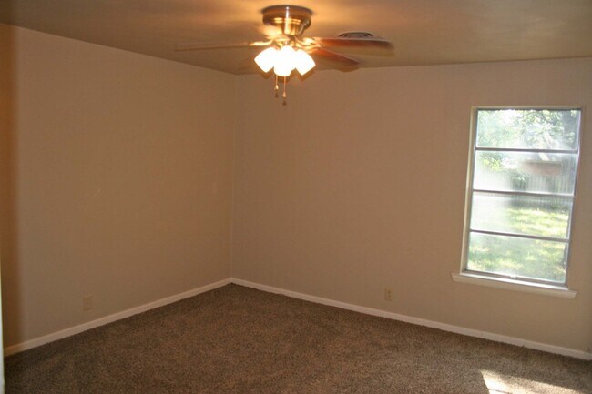 Building Photo - Lovely 3 Bdrm 2 Bath Home in Denton Texas w Large Shaded Yard