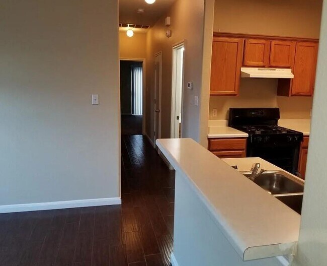 Building Photo - 2801 Southampton Way