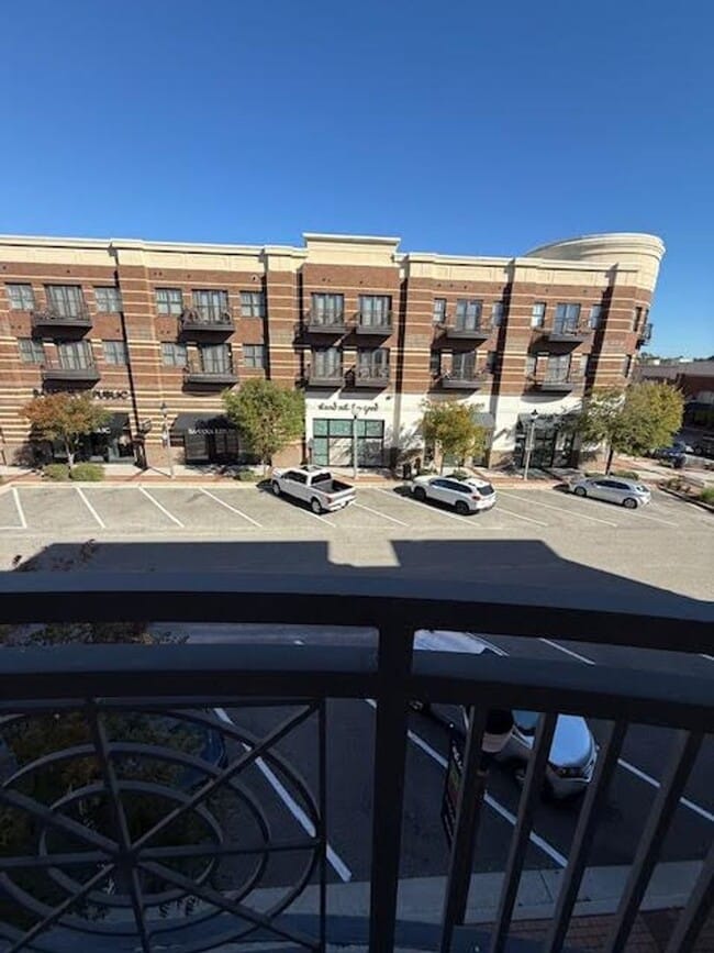 Building Photo - Experience the Heart of It All - at Mayfaire Townview!