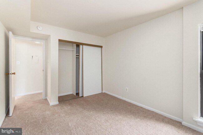 Building Photo - 5805 Royal Ridge Dr