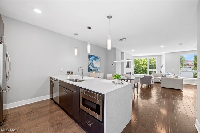 Building Photo - 1240 W 70th St