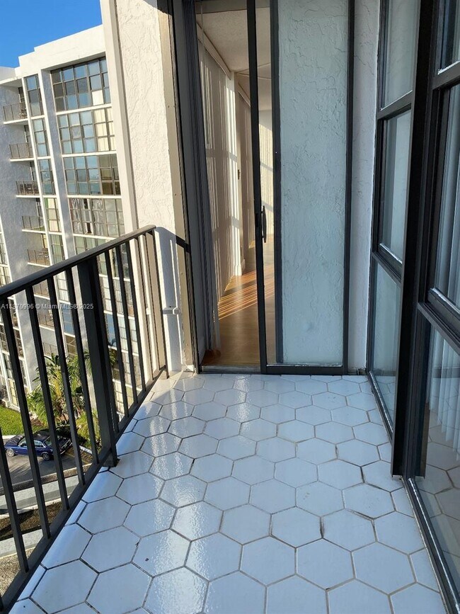 Building Photo - 1000 Parkview Dr