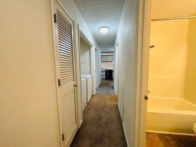 Building Photo - 4 Bedroom 2 Bath