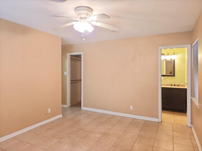 Building Photo - 807 Country Club Rd