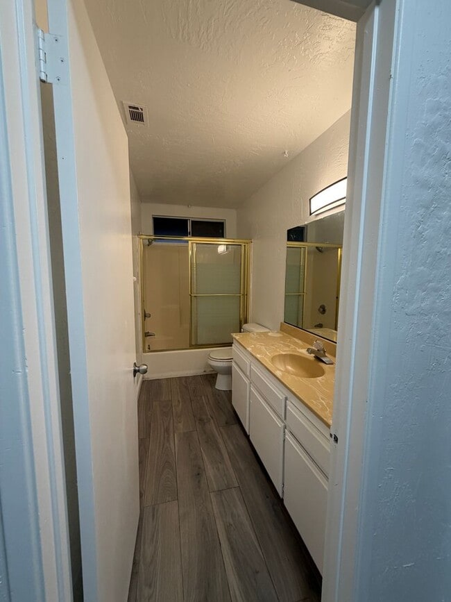 Building Photo - 14606 Riverside St