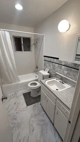 Building Photo - 4640 Clairemont Dr