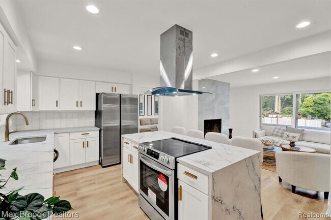 Building Photo - 7011 White Pine Dr