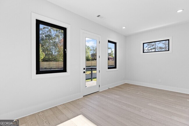 Building Photo - 555 Versailles Dr