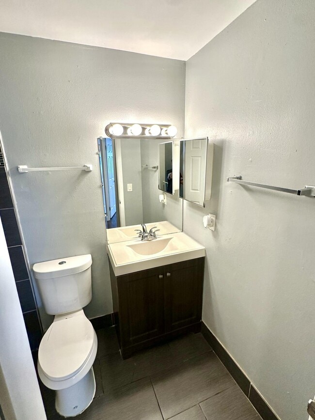 Building Photo - 824 E Tiffany Dr