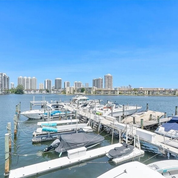 Building Photo - 18031 Biscayne Blvd