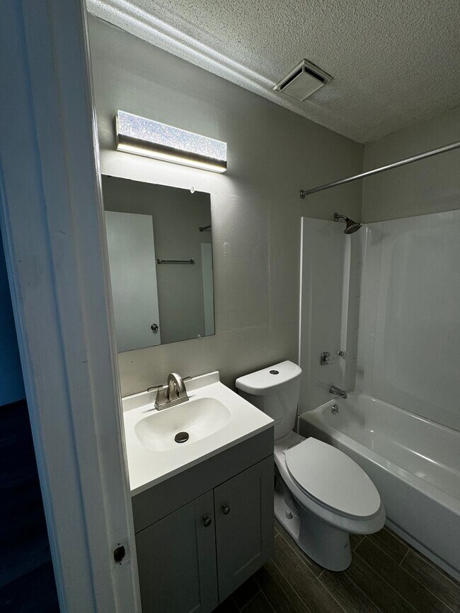 Building Photo - 2 Bed/1 Bath Great Hermitage Location – Spacious Home with Easy Nashville Commute