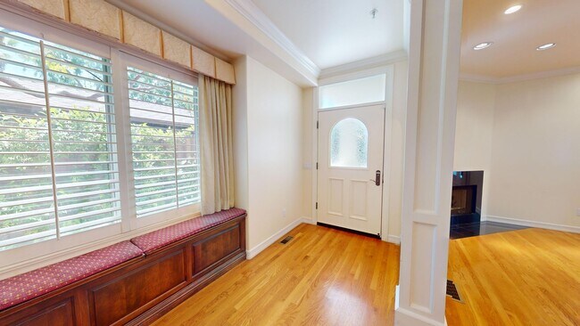 Building Photo - Spacious 4-bedroom 4.5 bath Home in a Gated Complex