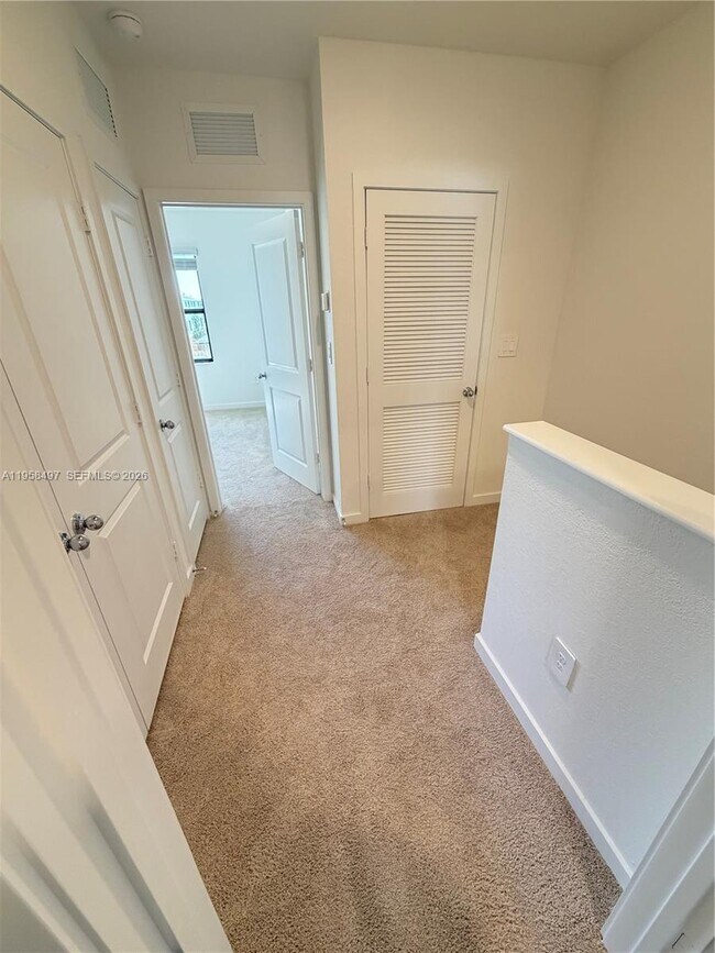 Building Photo - 323 NE 16th St