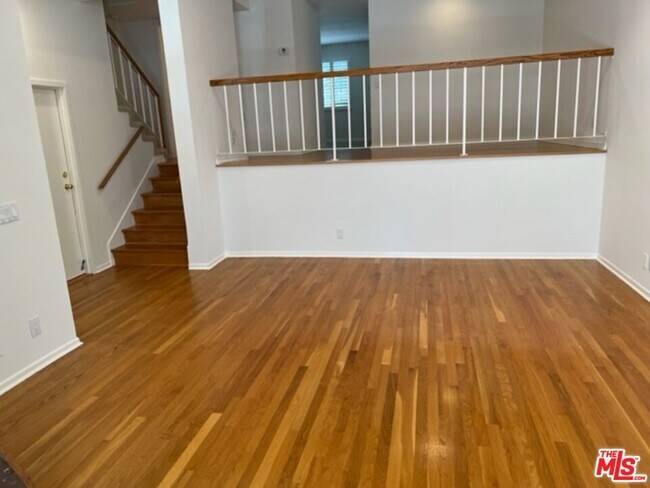 Building Photo - 1656 Palisades Dr