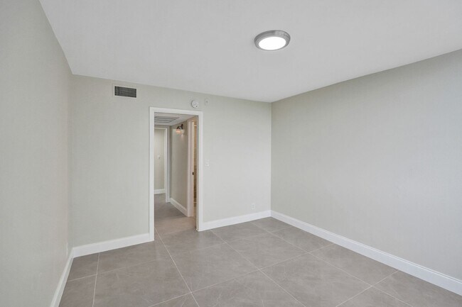 Building Photo - 4810