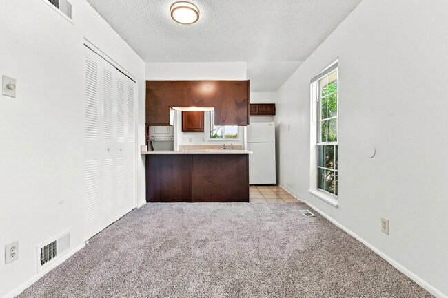 Building Photo - $1,445.95, 2 bed, 1 bath located in Denver with Central AC
