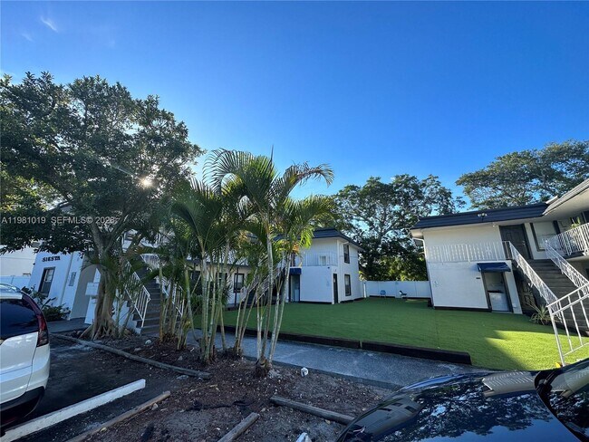 Building Photo - 1411 N Dixie Hwy