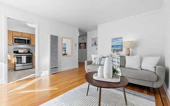 Building Photo - 1-bedroom, 1-bathroom apartment just moments from the breathtaking shores of Ocean Beach.