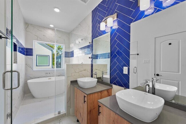 Building Photo - 855 S Victory Dr