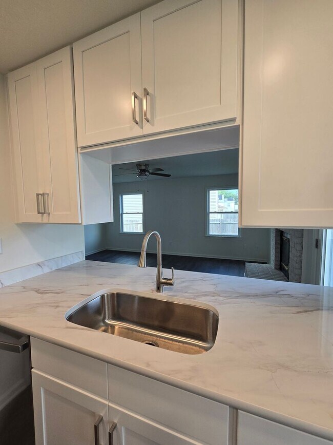 Building Photo - Beautifully renovated 4 bedroom home in Vi...