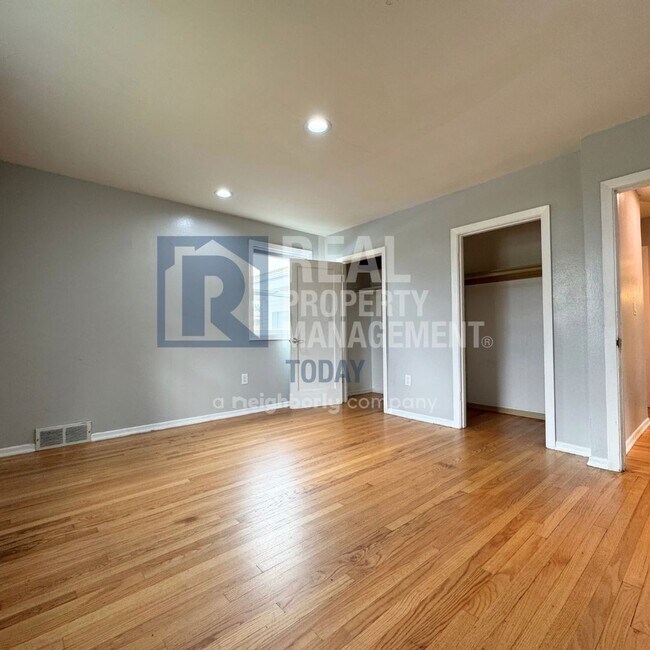 Building Photo - Charming 3 Bedroom Move In Ready!