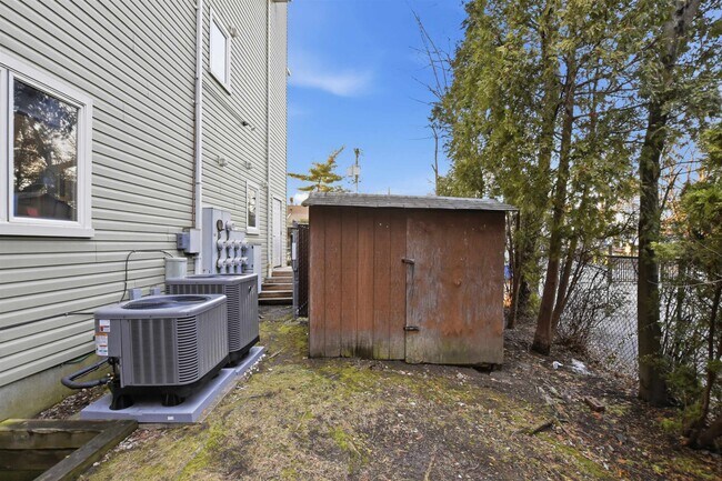 Building Photo - 700 10th St