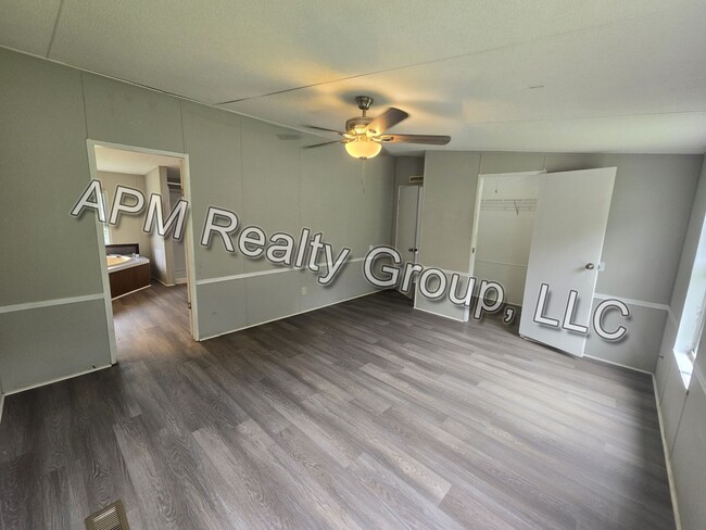 Building Photo - Spacious modular home in Hopkins