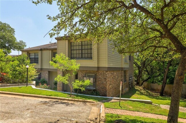 Building Photo - 1938 Holly Hill Dr