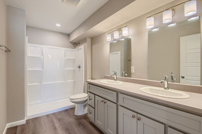 Building Photo - Stunning 2023 - Built Townhome near Edgewater