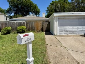 Building Photo - 2800 Springleaf Ct